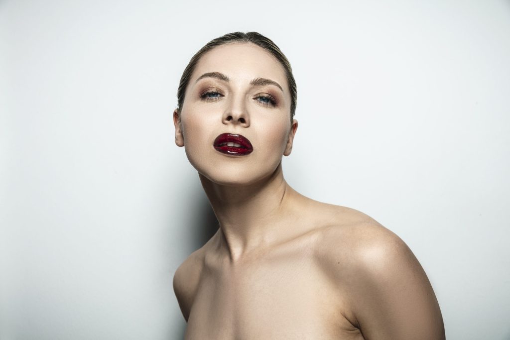 Make-up-Bild mit glossy, kirschroten Lippen