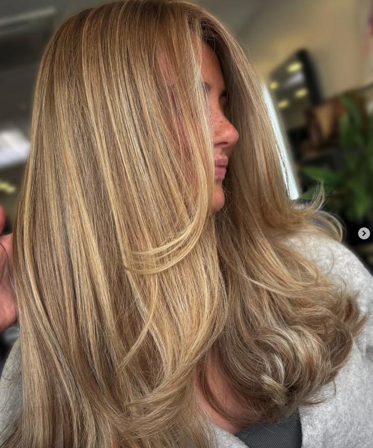 Foto von langen Haaren im Farbton Syrop Blonde, einem Blond, das an Sirup erinnert.