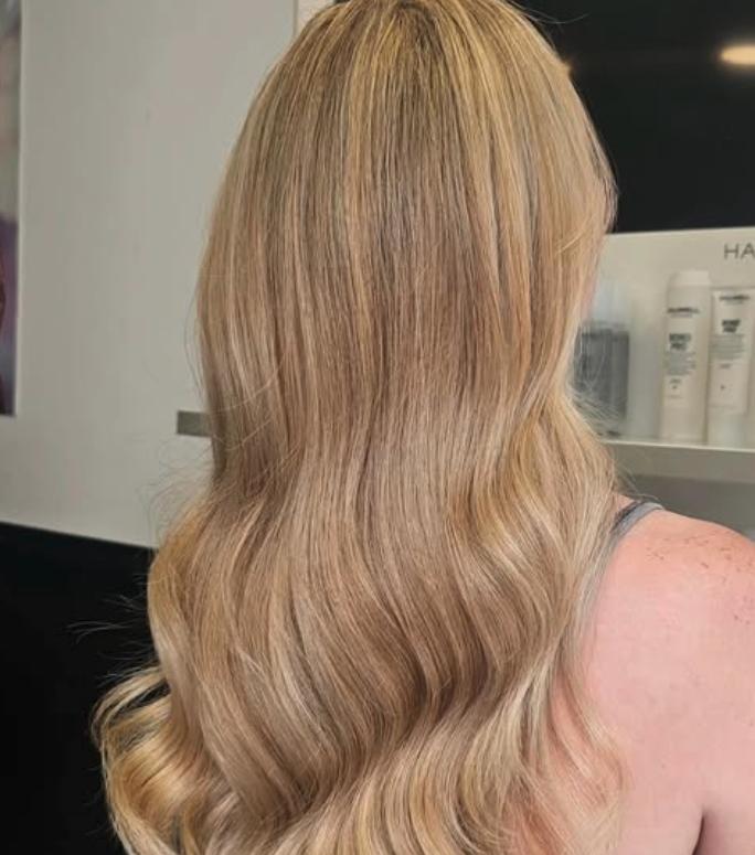 Ein Foto von langen Haaren in Biscotti Blond