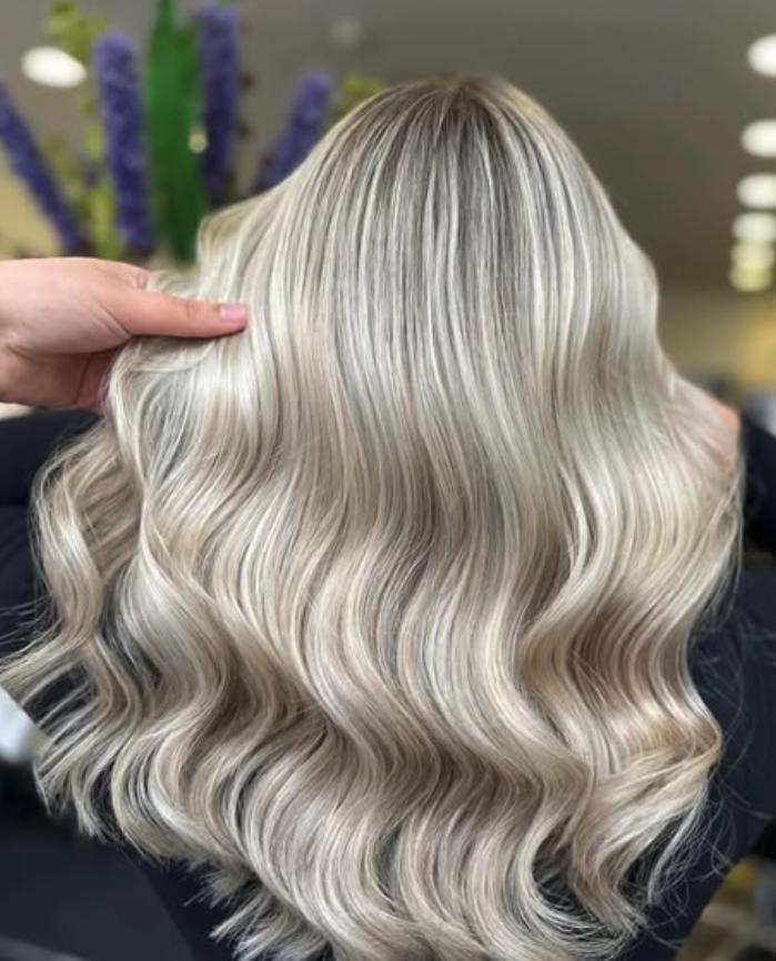 Ein Foto von langen Haaren in Chantilly Blond