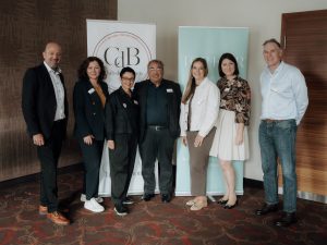 Gruppenbild von: Alexander Thurner (Gieseke Cosmetics), Irene Dangel (La Biosthetique), Rebecca Kandler (TOP HAIR), Ennio Barattucci (Frikos GmbH), Sina Jansen (L’Oreal Professionelle Produkte), Isabell Paradiso (La Biosthetique) und Markus Lorscheidt (Phorest), im Hintergrund ein Club der Besten und ein Top Hair Banner