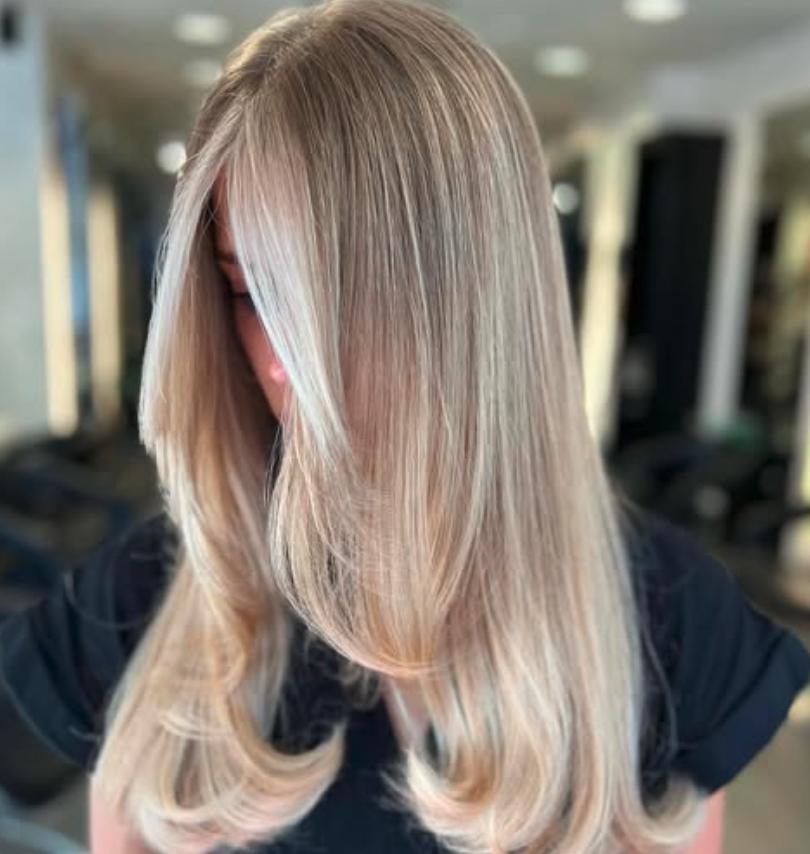 Hier sind blonde, lange Haare zu sehen, im Trendton Creamy Blonde
