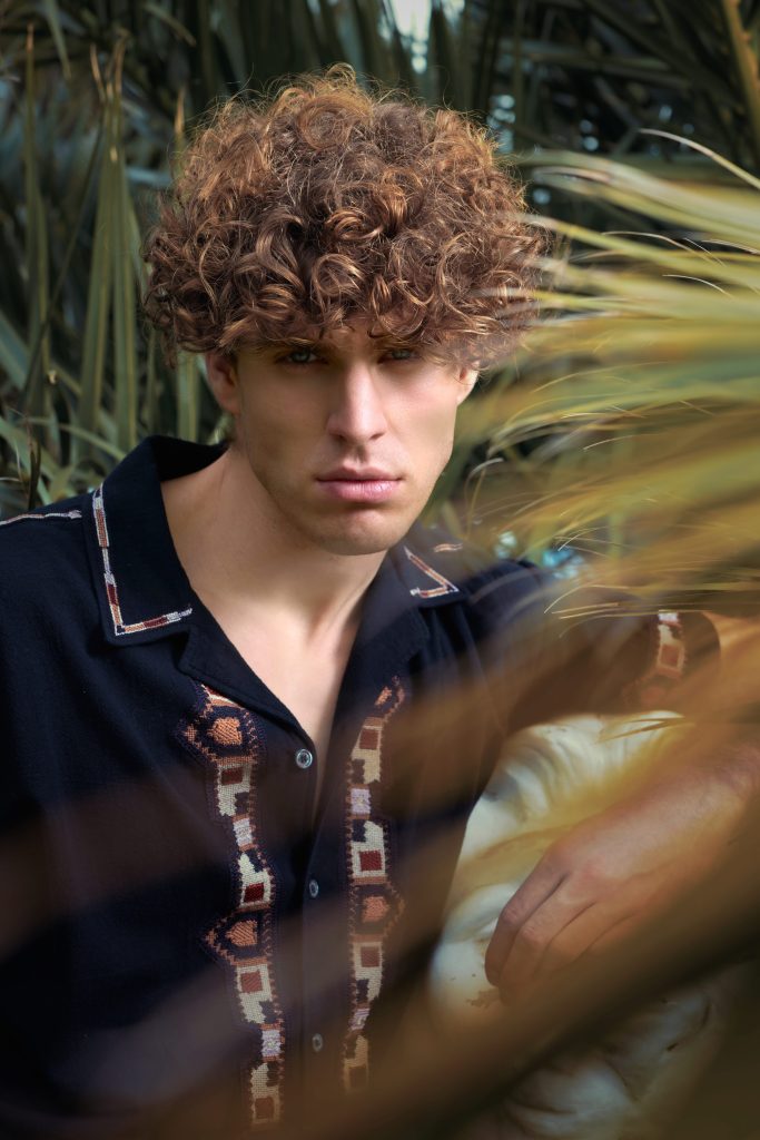 Eine lockige Männer-Trendfrisur von der Intercoiffure France