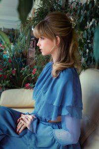 "Gotha" – Frisurentrends von der Côte d’Azur 4 Eine Trendfrisur, halb hochgesteckt, von der Intercoiffure France