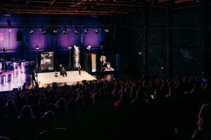 Blick auf die Showbühne der Haarmania