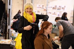 Paul Mitchell-Akteurin Lisa Bedrava stylt behind the scenes
