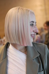 Blonde Bob-Frisur mit Strähnen in Rosé