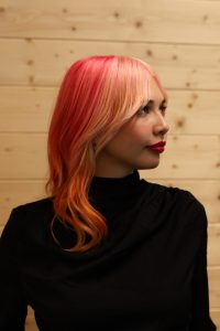 Trendfrisur in Roséblond, Rot- und Kupfertönen