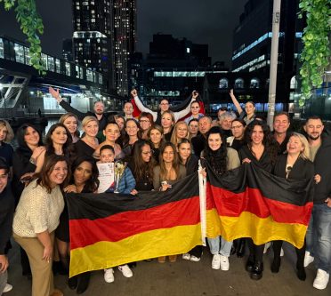 Gruppenbild der deutschen Mannschaft an der Friseurmeisterschaft London mit Deutschlandflagge