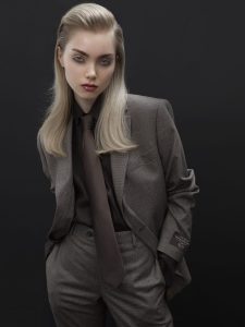 Eine blonde, glatt gestylte Langhaarfrisur.