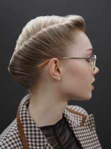 Eine blonde Langhaarfrisur, sleek gestylt.