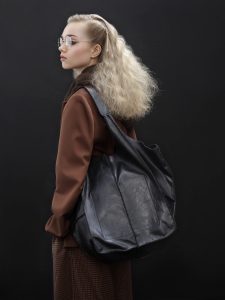 Eine blonde, voluminös gestylte Langhaarfrisur mit Scheitel
