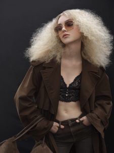 Eine blonde, voluminös gestylte Langhaarfrisur