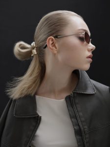 Eine blonde, halb hochgesteckte Langhaarfrisur