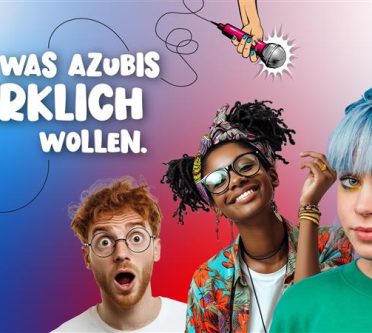 PB_10.2025_NLH_Was Azubis wollen Drei junge Menschen schauen in die Kamera, über ihnen hängt ein Mikrofon, Symbolbild für eine Umfrage zum Thema was Azubis wollen