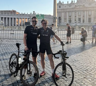 Jonas Orbke und Jozef John Palushaj stehen mit ihren Fahrrädern vor dem Petersdom in Rom