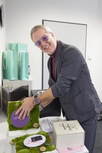 Jurymitglied Mike Karg lächelt beim Sichten der Bewerbungen in die Kamera