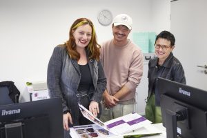 Jurymitglieder Franca Schnell, Robert Zimmermann und Rebecca Kandler lächeln in die Kamera (v.l.)