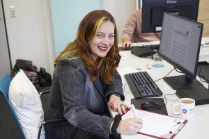 Jurymitglied Franca Schnell trägt ihre Punkte in eine Tabelle ein und lächelt dabei in die Kamera