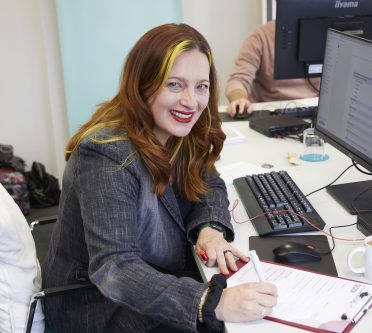 Jurymitglied Franca Schnell trägt ihre Punkte in eine Tabelle ein und lächelt dabei in die Kamera