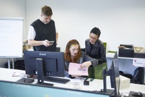 Jurymitglieder Christoph Filser, Franca Schnell und Rebecca Kandler (v.l.) beraten sich.