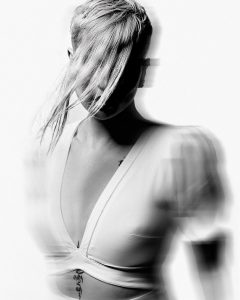 Kurzhaarlook mit langer, schwingender Ponypartie aus der Kollektion "Spiritual Sisters" von Anne Veck