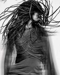 Ein Look mit vielen kleinen, langen Zöpfen aus der Kollektion "Spiritual Sisters" von Anne Veck