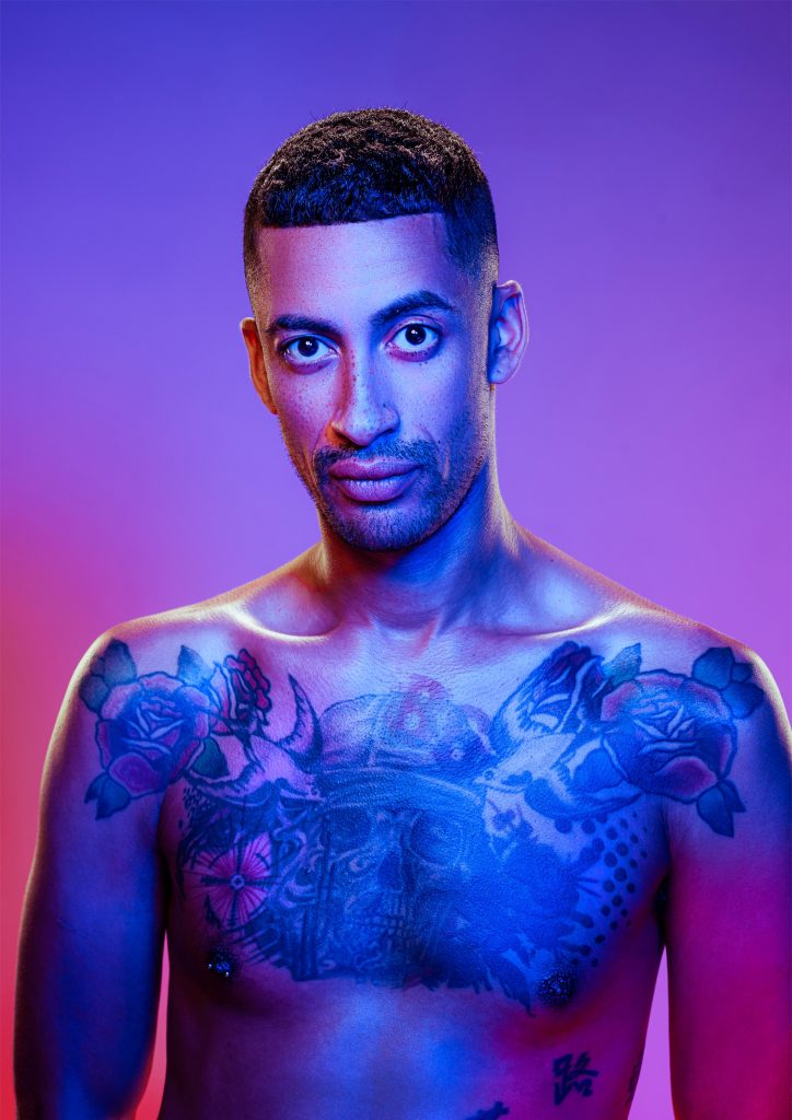 Das Foto zeigt einen jungen Mann mit der als Caesar Cut bezeichneten Frisur