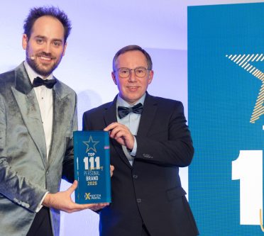 Friseurunternehmer nimmt Urkunde beim Galaabend entgegen