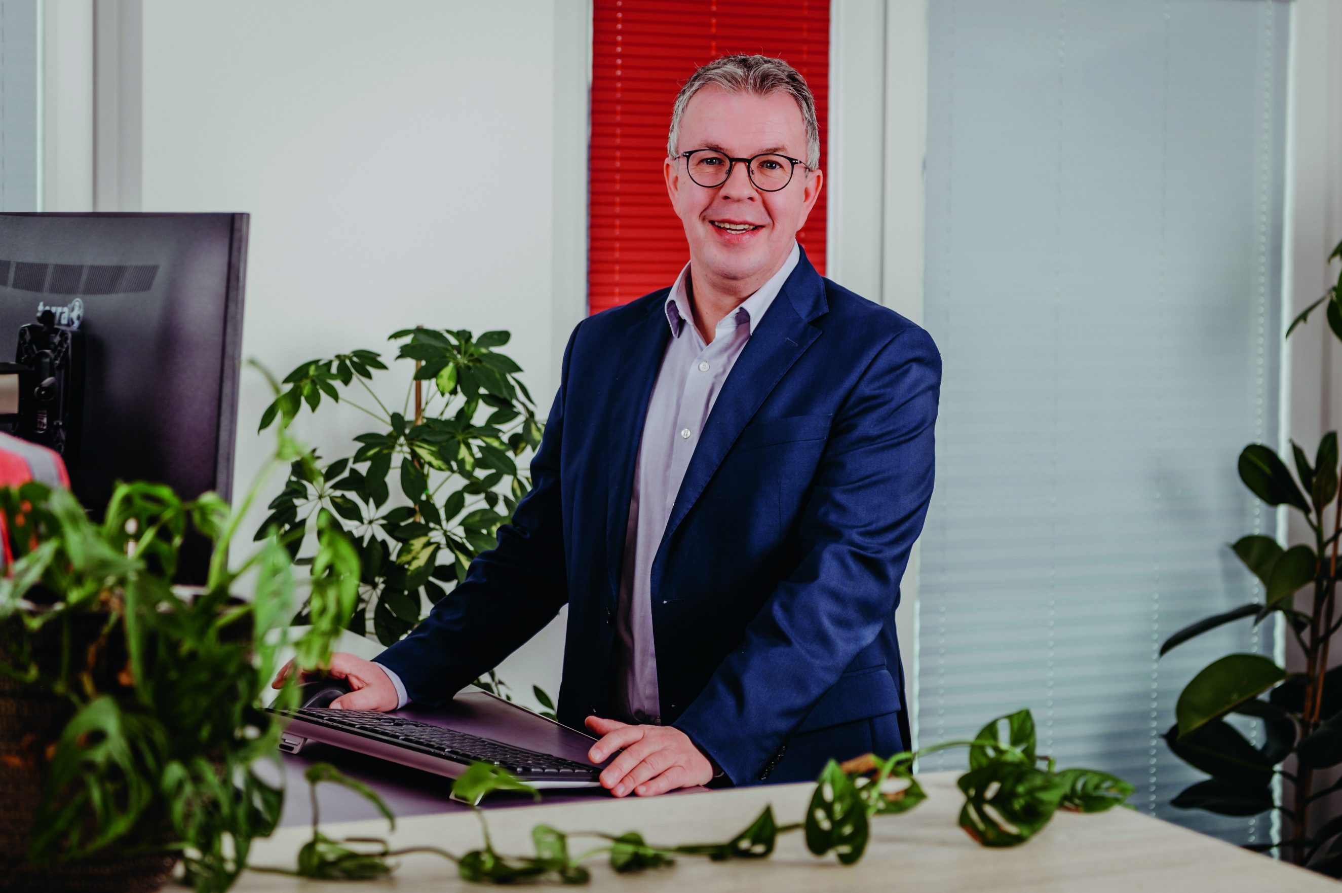 Das Finanzamt kommt! Wie Sie Geld und Nerven retten. Mit TOP HAIR-Experte Holger Püschel Finanzamt, Steuerprüfung, Kasse, digitale Prozesse - das sind die leidigen Dauerbrenner für Friseurunternehmen. Die Anforderungen der Finanzverwaltung steigen, das Grauen ist groß und die Fragen zahlreich. Doch unser TOP HAIR-Experte Holger Püschel hat verständliche Antworten, denn sein Herz schlägt für Zahlen und Friseure: Eine Kombination, die geldwerte Tipps und Unterhaltung verspricht. TOP HAIR Messe, 21.3.2026.