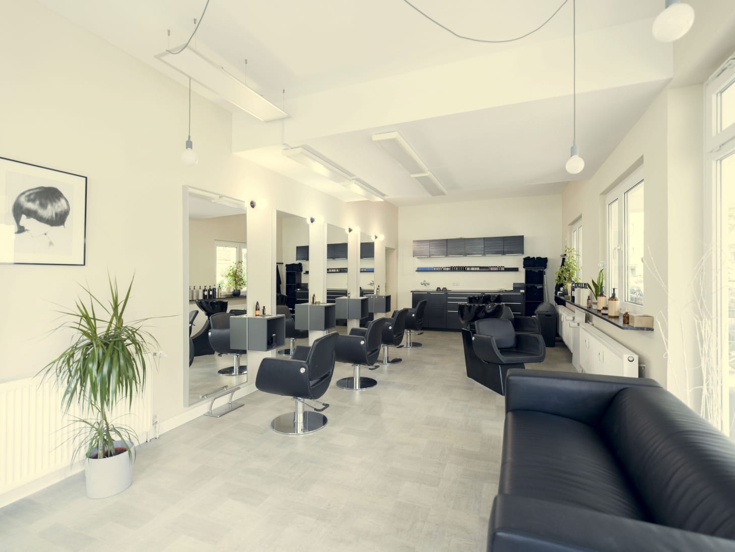 Kassenbereich mit großem Display an der Wand eines Salons.