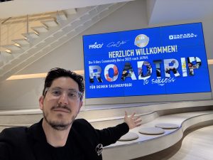 Frikos-Geschäftsführer Fabio Barattucci in der Zentrale von Takara Belmont in Osaka vor einem Bildschirm, der die Teilnehmer der Japanreise begrüßt