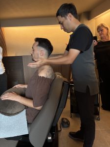 Mann massiert Schultern