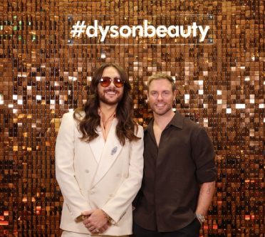 Entertainer Riccardo Simonetti (links), daneben steht Hairstylist Florian Ferino, beide Männer sind jetzt Markenbotschafter für Dyson