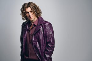 Ein langer, lockiger Männer-Style von Intercoiffure Mondial.