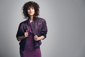 Ein gestufter Schnitt mit definierten Locken von Intercoiffure Mondial.