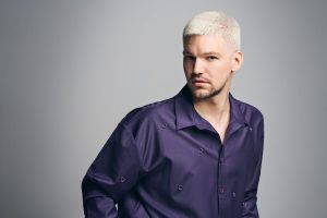 Ein sehr kurzer, blonder Männer-Style von Intercoiffure Mondial.