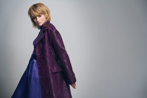 Ein geometrisch geschnittene, blonde Trendfrisur von Intercoiffure Mondial.