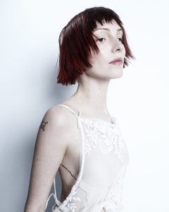 Eine rote Bob-Variante mit kurzem, fransigen Pony