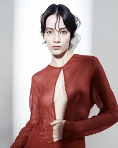 Eine sleeke, leicht wellig gestylte Frisur in Schwarz und dunklem Violett