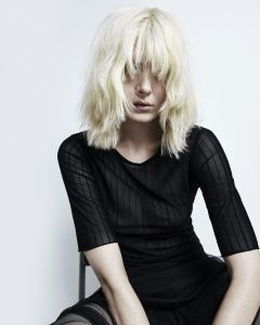 Eine hellblonde, wellig gestylte Lob-Variante