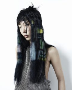 Ein Langhaarlook mit grafischen Farbeffekten im schwarzen Haar