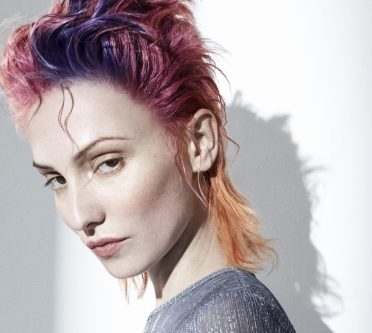 Eine trendige Mullet-Frisur in Violett, Kupfer und Pink