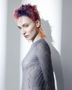 Eine trendige Mullet-Frisur in Violett, Kupfer und Pink