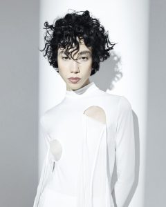 Eine halblange, schwarze Lockenfrisur