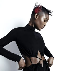 Ein avantgardistisch gestyler, kurzer Haarlook in Schwarz-Rot