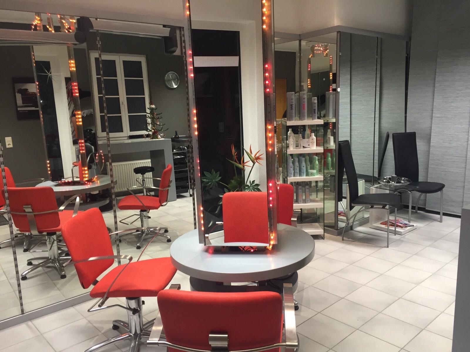 TOP HAIR Kleinanzeigen 3 Kassenbereich mit großem Display an der Wand eines Salons.