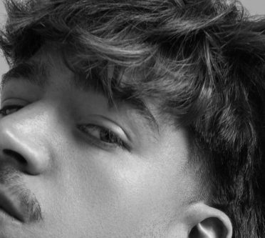 Bild einer lässig gestylten, längeren Männerfrisur