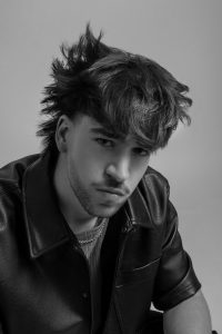 Bild einer lässig gestylten, längeren Männerfrisur