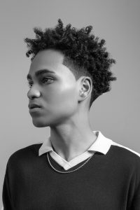 Bild einer natürlich gestylten Männerfrisur - Coily Hair Look